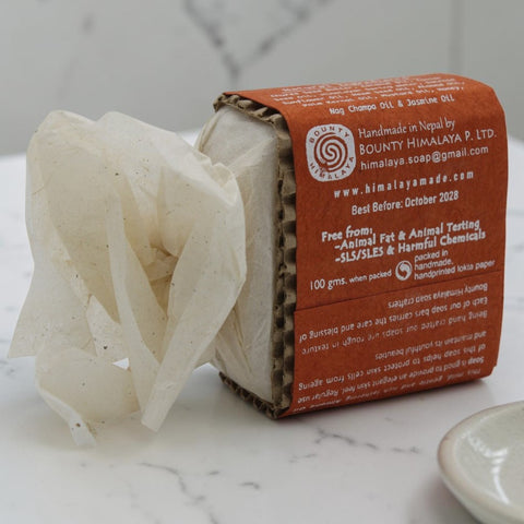 House of Nepal Himalaya Seife - Mandelöl, eine handgefertigte, pflegende Körperseife mit Bio-Kräutern und Mandelöl, verpackt in handbedrucktem Lokta-Papier.