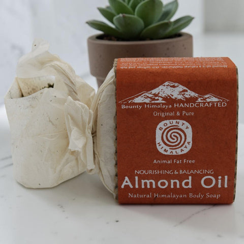 House of Nepal Himalaya Mandelöl Seife, handgefertigt mit Bio-Kräutern und Mandelöl, pflegt und gleicht den Feuchtigkeitshaushalt aus.