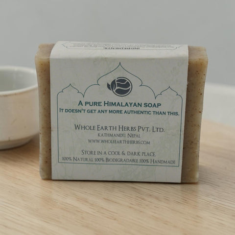 House of Nepal Mountain Forest Seife, eine natürliche, biologisch abbaubare Peelingseife mit Brennnessel und ätherischen Ölen.