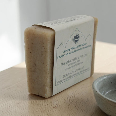 House of Nepal Mountain Forest Seife, eine natürliche Peelingseife mit Brennnessel und ätherischen Ölen, revitalisiert und verfeinert die Haut.