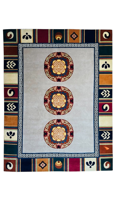 House of Nepal Nepalesischer Bagmati Teppich 180x240cm, 100% tibetische Schafwolle, mit drei Mandala-Motiven und geometrischem Fries.