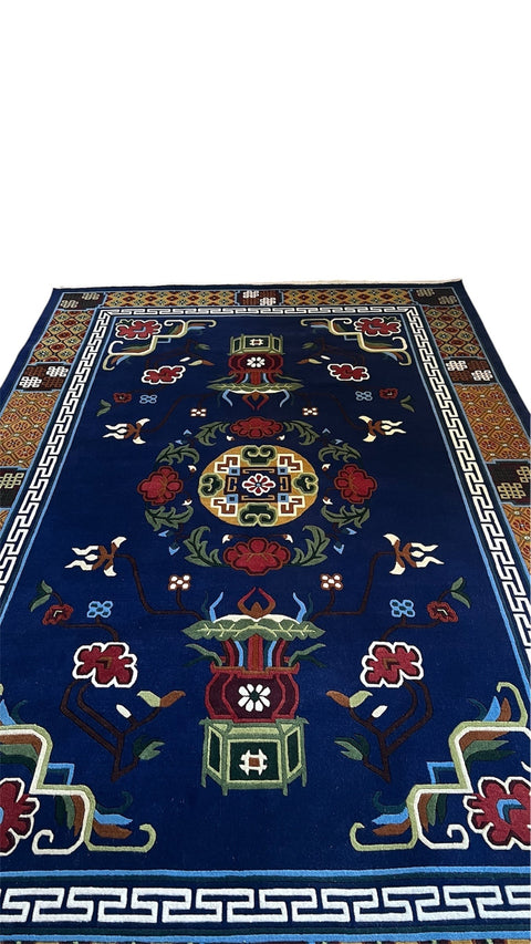 House of Nepal Nepalesischer Gamala Teppich 183 x 277 cm, handgeknüpft aus tibetischer Schafwolle in Marineblau mit Blumen und Medaillon-Muster.