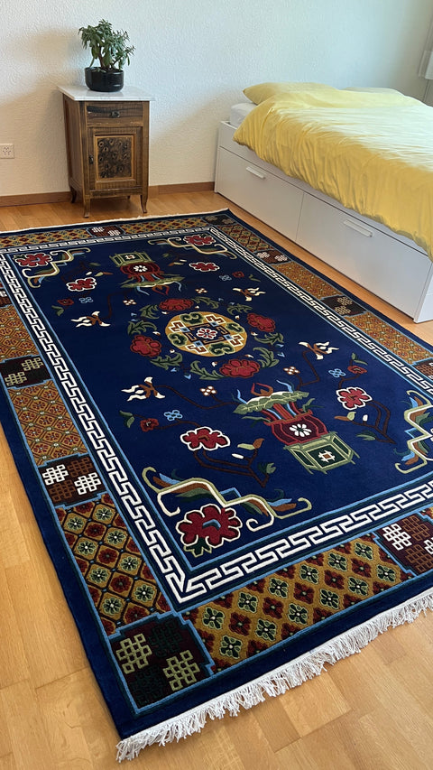 House of Nepal Nepalesischer Gamala Teppich, 183x277 cm, marineblau mit Blumen, Medaillon & geometrischem Rand, 100% tibetische Wolle