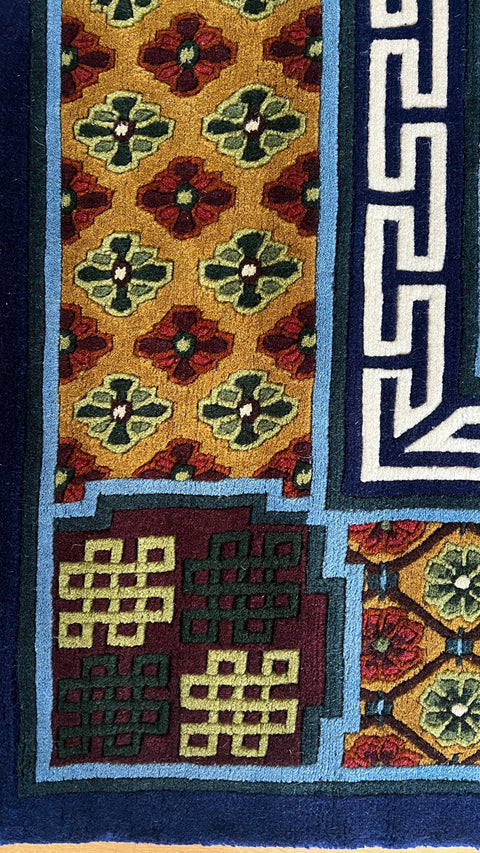 House of Nepal Nepalesisches Gamala Teppich 183 x 277 cm, handgeknüpft aus tibetischer Schafwolle, marineblau mit Blumen und geometrischen Mustern.