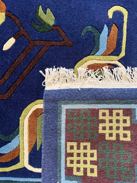 House of Nepal Nepalesisches Gamala Teppich 183x277 cm, handgeknüpft aus tibetischer Schafwolle, mit zentralem Medaillon und Blumenmuster auf Marineblau.