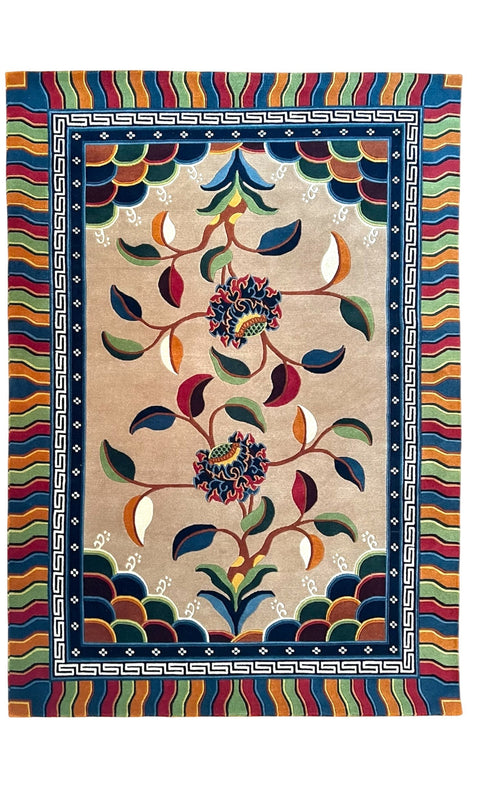 House of Nepal Nepalesischer Indreni Teppich 120x180cm, beige mit zwei blauen und roten Blumen, handgeknüpft aus tibetischer Schafwolle.