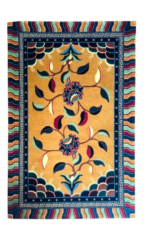 House of Nepal Nepalesischer Indreni Teppich 120x180 cm, handgeknüpft aus tibetischer Schafwolle, ockergelb mit Blumenmuster und geometrischem Rand.
