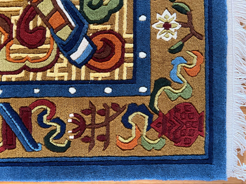 House of Nepal Nepalesischer Läufer 90x190cm, handgeknüpft aus tibetischer Schafwolle, mit Blumenmuster in Blau, Goldgelb, Rot und Grün.