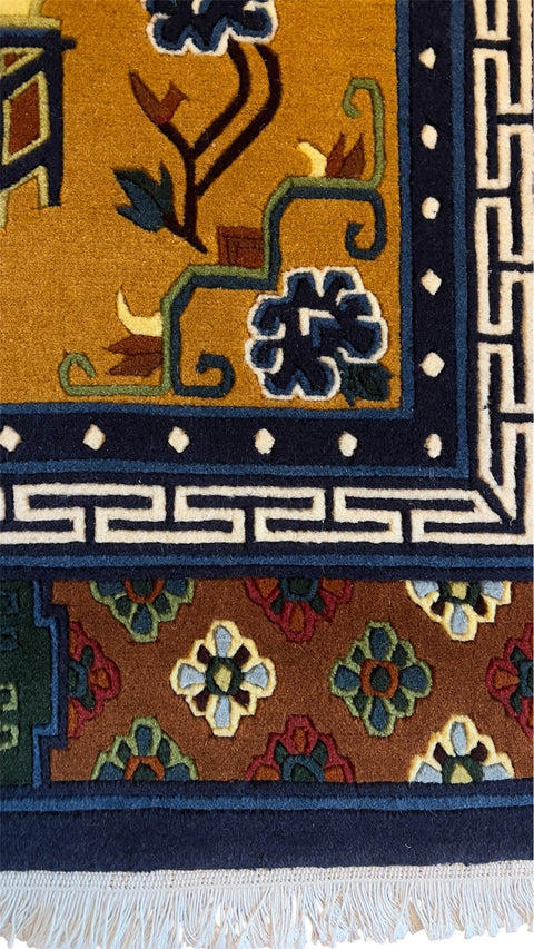 House of Nepal Nepalesischer Pasang Teppich 90x180 cm, gelb mit Blumenmuster, geometrischer Bordüre und Fransen, handgeknüpft aus tibetischer Schafwolle.