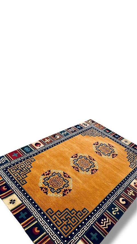 House of Nepal Nepalesischer Sanumaya Teppich 120x180cm, honiggelb mit blauen, roten und gelben Medaillons, geometrischem Rand.