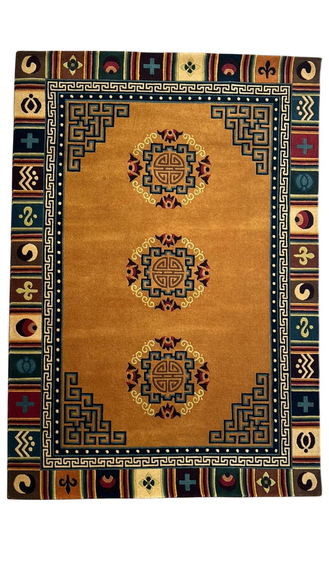 House of Nepal Nepalesischer Sanumaya Teppich, 120x180 cm, honiggelb mit drei blauen Medaillons, geometrischem Rand und ethnischen Symbolen.