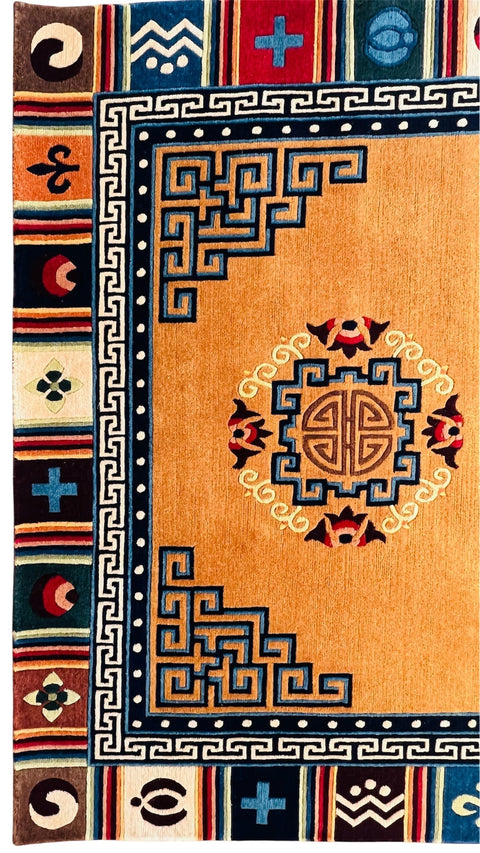 House of Nepal Nepalesischer Sanumaya Teppich 120x180cm, honiggelb mit blau-roten Medaillons und geometrischem Muster, 100% tibetische Schafwolle