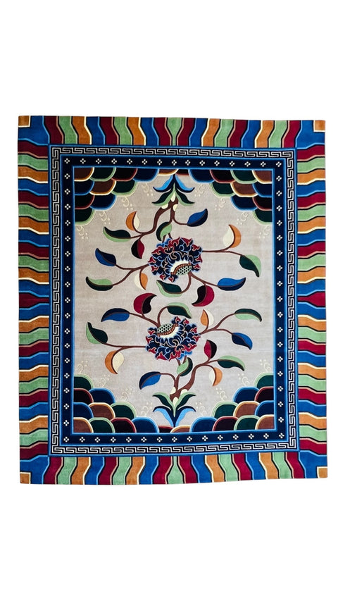 House of Nepal Nepalesischer Teppich 200x250 cm, beige mit zwei blauen Blumen und bunten geometrischen Rand