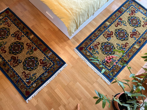 House of Nepal nepalesischer Läufer 90x190cm, handgeknüpft aus tibetischer Schafwolle, mit blauem Rand, Blumenmuster und Fransen