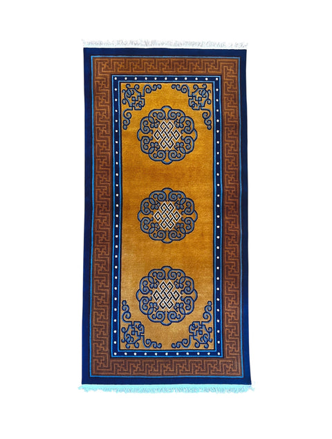 House of Nepal Nepalesischer Teppich aus tibetischer Wolle, Ockergelb mit Ewigen Knoten in Blau und Weiß, 90x190 cm