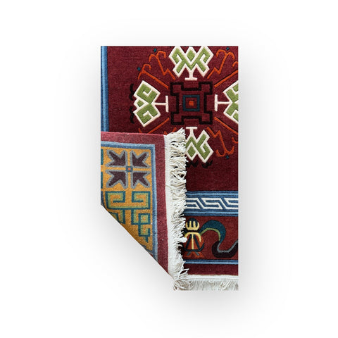 House of Nepal Nepalesischer Teppich 90x190 cm, rot mit ethnischen Medaillons und geometrischem Rand, 100% tibetische Schafwolle.