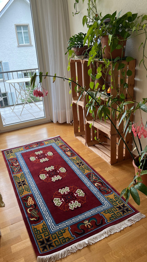 House of Nepal Nepalesischer Red Berry Teppich 90 x 190 cm mit Medaillon-Muster und geometrischem Rand, aus tibetischer Schafwolle