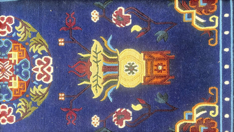 House of Nepal Nepalesischer Pema Vessel Teppich, 90x190 cm, marineblau mit Medaillon und Blumenmuster, 100% tibetische Wolle.