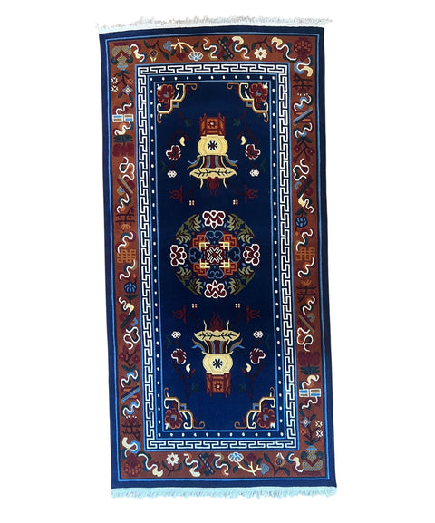 House of Nepal Nepalesischer Pema Vessel Teppich, marineblau mit Medaillon und traditionellen Mustern, 90x190 cm, 100% tibetische Wolle