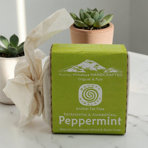 House of Nepal Himalaya Seife Pfefferminz, handgefertigt, vegan, mit Pfefferminzöl, Himalaya-Salz und Aloe Vera, verpackt in Lokta-Papier.