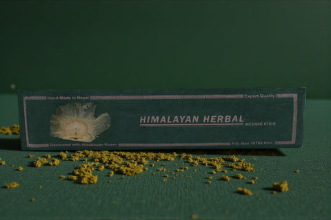 House of Nepal Räucherstäbchen Flora Himalaya Kräuter, handgefertigt, mit getrockneter Himalaya-Blüte verziert, für Meditation und Konzentration.