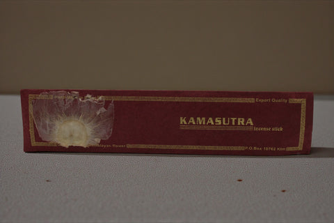 House of Nepal Kamasutra Räucherstäbchen in dunkelroter Verpackung mit goldener Schrift und einem blumigen Muster.