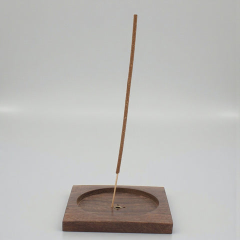 House of Nepal Ayata Räucherstäbchenhalter aus dunklem Holz mit einem Räucherstäbchen