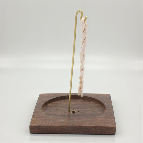 House of Nepal Räucherstäbchenhalter aus dunklem Holz mit Messingstab und hellem Räucherstäbchen