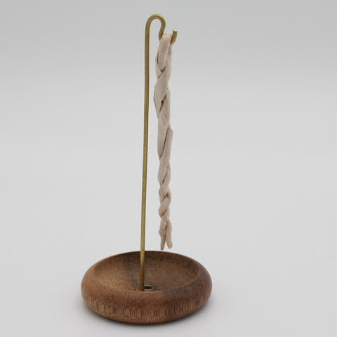 House of Nepal Räucherstäbchenhalter aus Holz und Messing mit geflochtenem Räucherstäbchen, 2,2 x 6 cm