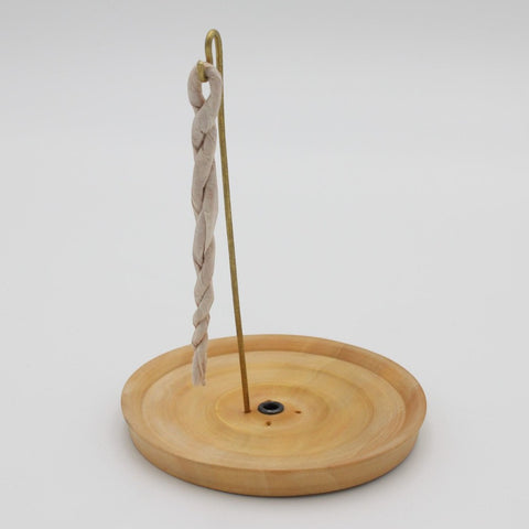 House of Nepal Räucherstäbchenhalter aus hellem Holz mit Messingstab und beige geflochtenem Räucherstäbchen