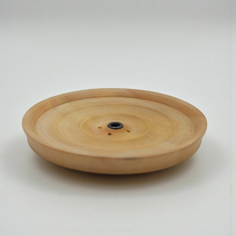 House of Nepal Räucherstäbchenhalter aus hellem Holz mit schlichtem Design und schwarzem Einsatz in der Mitte.