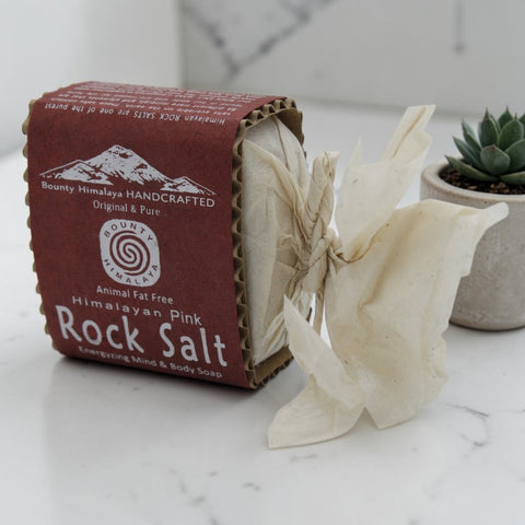 House of Nepal handgefertigte Himalaya Seife mit rosa Steinsalz, Kurkuma und Honig für revitalisierende und klärende Wirkung.