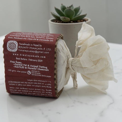 House of Nepal handgefertigte Seife mit rosa Himalaya-Steinsalz, Kurkuma und Honig, 100g