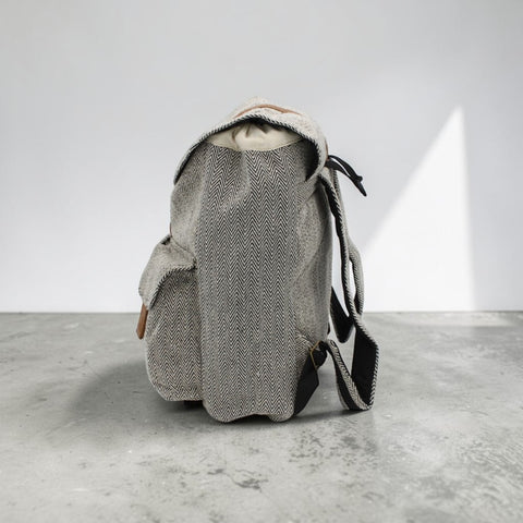 House of Nepal Rucksack aus Hanf und Baumwolle, Braun/Grau, mit vielen Fächern und minimalistischem Design, handgefertigt in Nepal.
