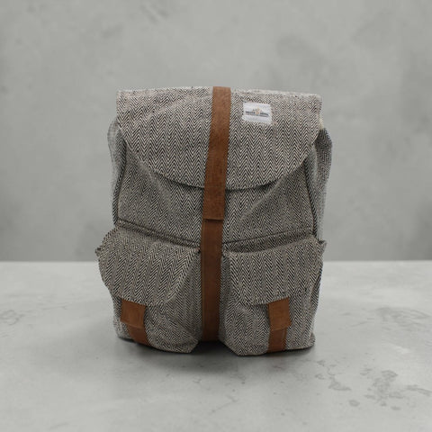 House of Nepal Rucksack aus Hanf und Baumwolle in Braun/Grau mit Fischgrätmuster und Lederdetails, 25l, handgefertigt