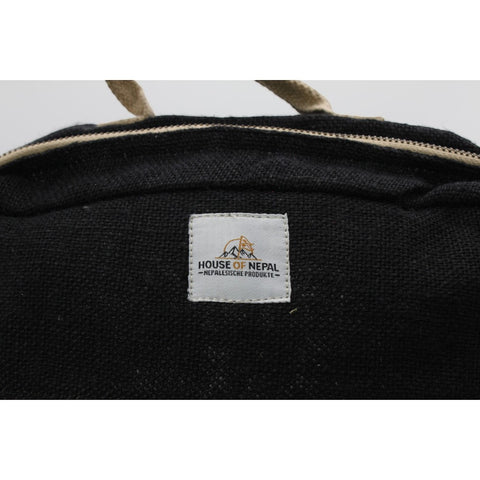 House of Nepal Rucksack aus schwarzem Hanf mit Laptopfach und Fronttasche, handgefertigt in Nepal.