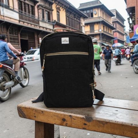 House of Nepal schwarzer Rucksack aus Hanf mit Reissverschluss-Fronttasche und Laptopfach, handgefertigt