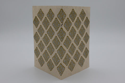 House of Nepal Geschenkkarte aus silbernem Lokta-Papier mit traditionellem Muster, ideal für Grusskarten und Einladungen.