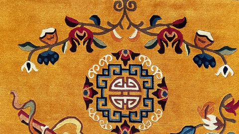 House of Nepal handgeknüpfter Teppich aus tibetischer Wolle in Sonnengelb mit zentralem Medaillon und floralen Akzenten.