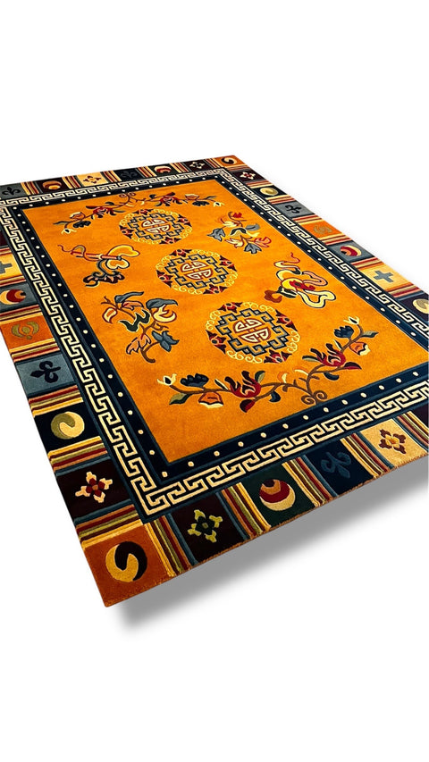House of Nepal sonnengelber handgeknüpfter Wollteppich mit zentralen Medaillons und floralen Akzenten