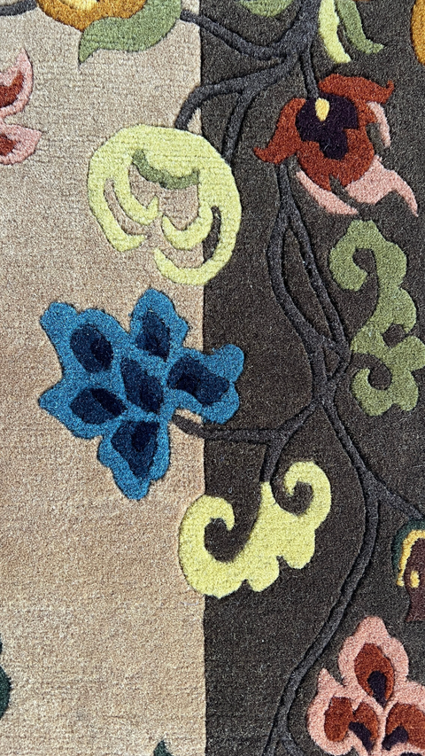 House of Nepal Teppich "Petals of Autumn" 60x90 cm, handgeknüpft aus 100% tibetischer Schafwolle, mit floralem Muster in Blau, Gelb, Rosa und Grün.