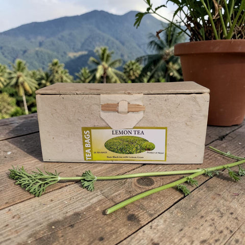 House of Nepal Zitronengrastee in Loktapapier-Box, 25 Beutel mit Ilam Schwarztee für einen belebenden Genuss.
